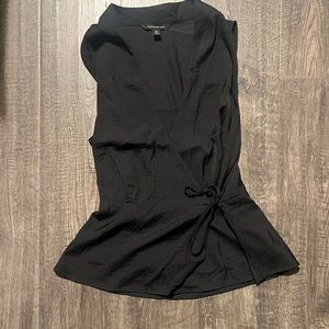 BANANA REPUBLIC SLEEVELESS WRAP TOP